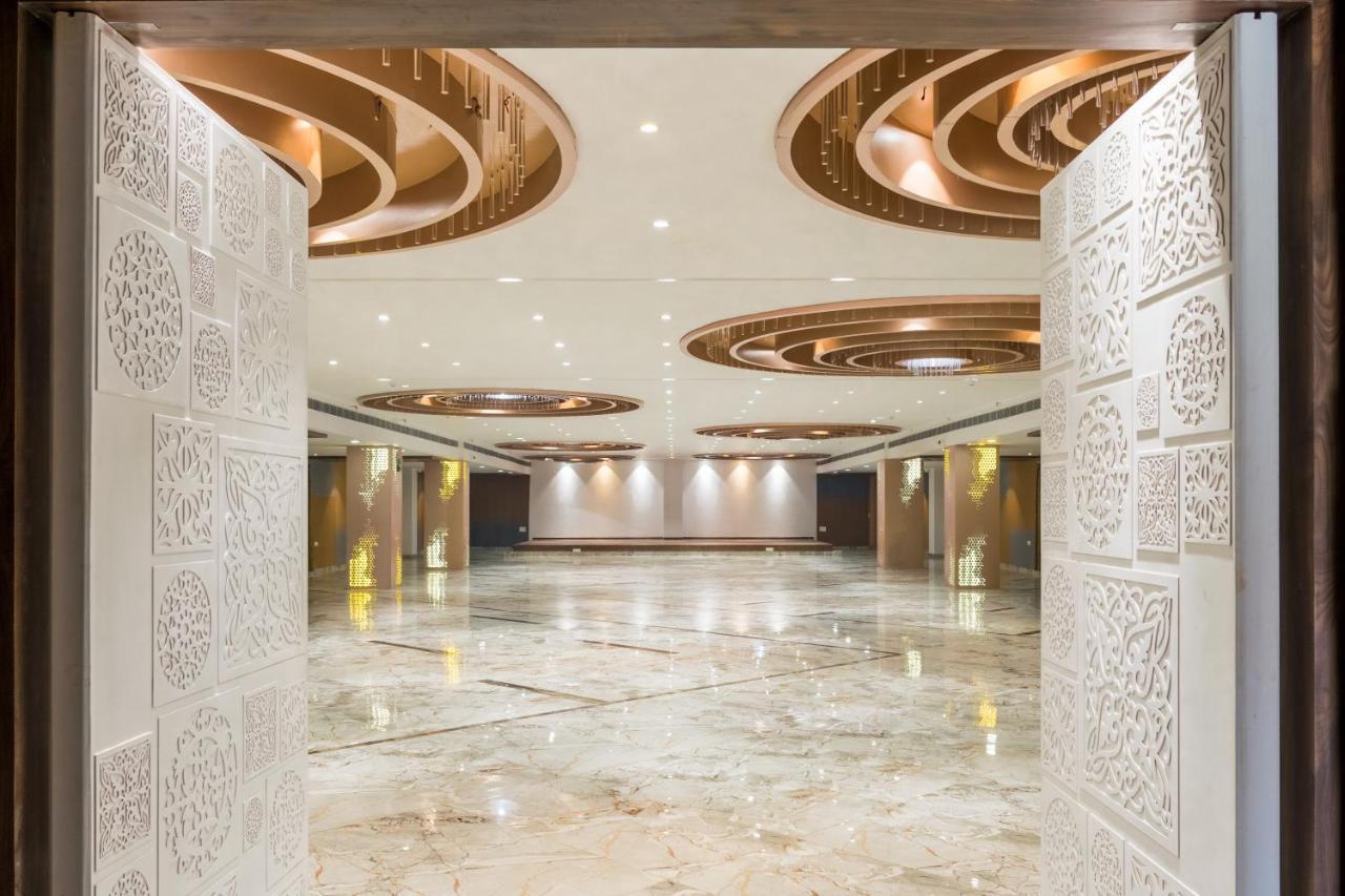 Meridian Hotel & Banquet Surat Exterior foto