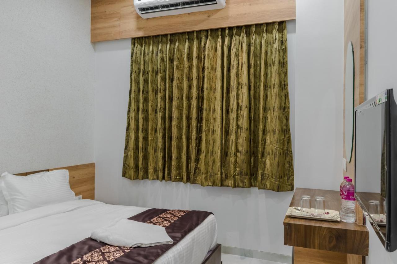 Meridian Hotel & Banquet Surat Exterior foto